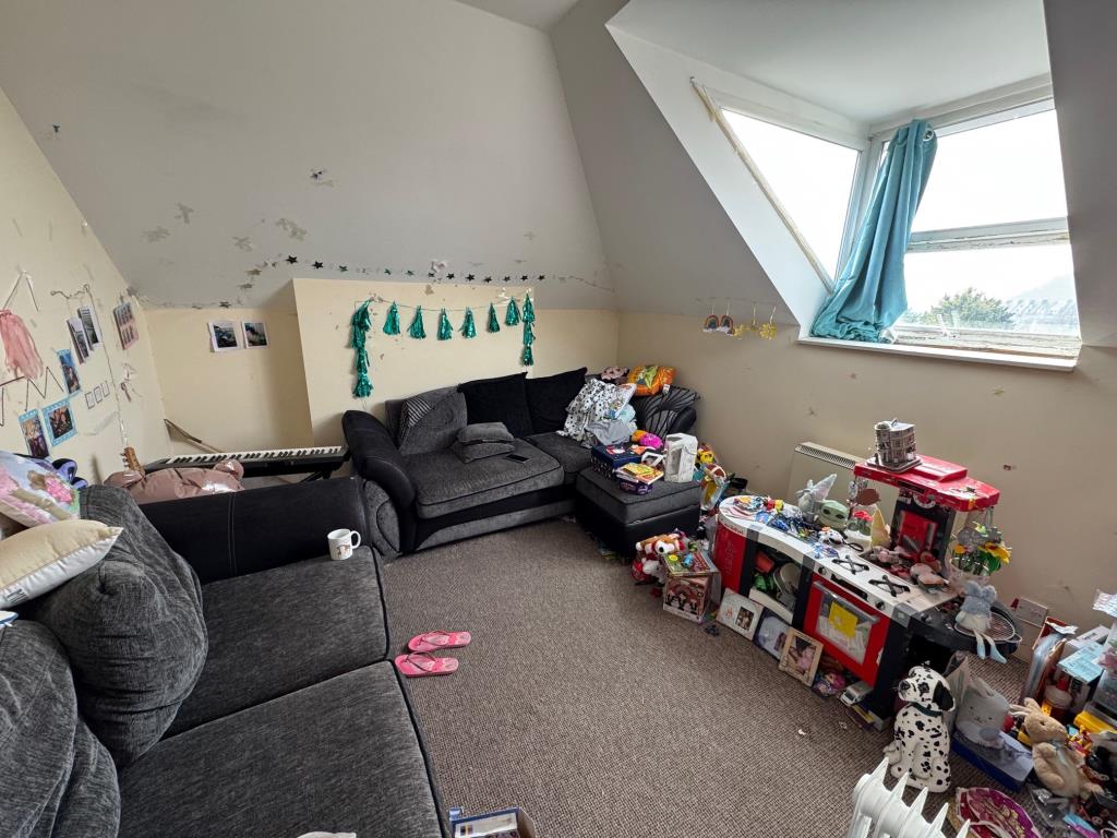 Lot: 70 - FREEHOLD DETACHED BLOCK OF FOUR TWO-BEDROOM FLATS - Flat 4 - Living room